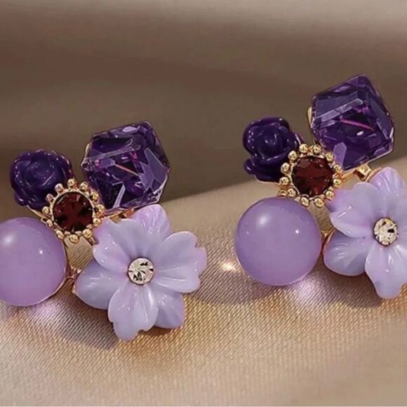 💜 Betsey Johnson lilac cluster flower earrings 💜 - Picture 2 of 5